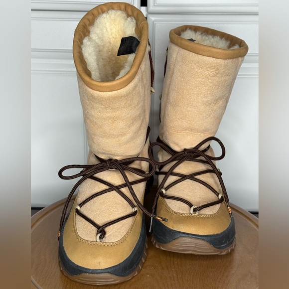 Women's Ulu Crow Shearling Boots - Picture 2 of 12